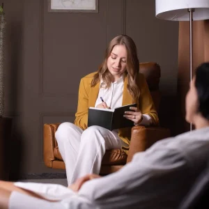 a-nice-woman-makes-notes-about-the-psychological-health-of-a-client